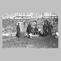 096-0002 Auf dem Hof der Familie Emil Goetz in Schorkenicken im Jahr 1944.jpg